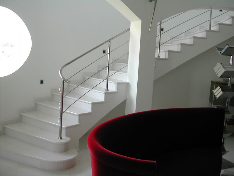 Architettura di interni ed esterni, lavorazione marmi e pietre ... Scale in marmo per interni moderne